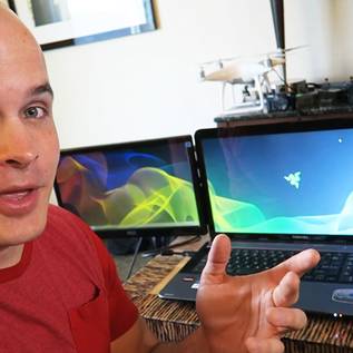 Imagem de Notebook de 3 telas da Razer é recriado com gambiarra de dobradiças e cola