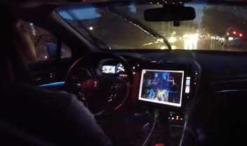 Chuva e noite: veja um carro com tecnologia autônoma da Drive.ai rodando