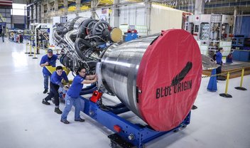 Companhia espacial Blue Origin comemora conclusão de foguete de propulsão