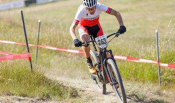 Mountain bike elétrica tem bateria recarregada nos altos e baixos da pista