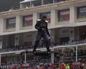 Homem 'surfando' em drone rouba a cena antes de partida de futebol [vídeo]