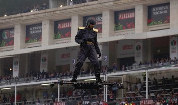 Homem 'surfando' em drone rouba a cena antes de partida de futebol [vídeo]