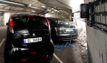 Qual país que está mais acelerado na adoção dos carros elétricos?