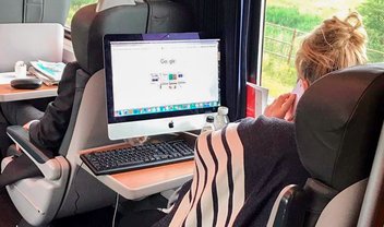 Mulher é flagrada com iMac, teclado e mouse em trem a caminho do trabalho