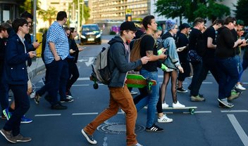 Atravessou a rua usando o celular? Pois isso agora é proibido em Honolulu