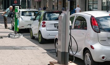 Carros elétricos estão duas vezes mais “ecológicos” do que há 5 anos