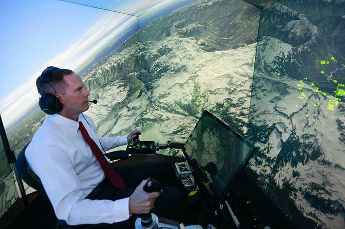 Um homem pilotando simulador