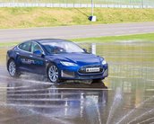 Magna “cria” Tesla Model S com três motores elétricos