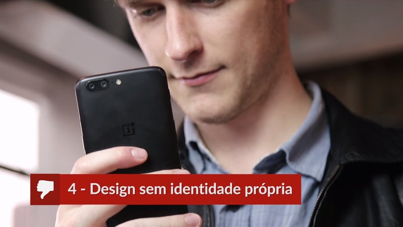 Pessoa segurando um celular