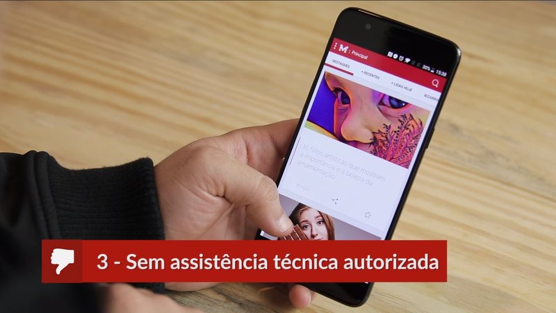 Uma mão segurando um celular