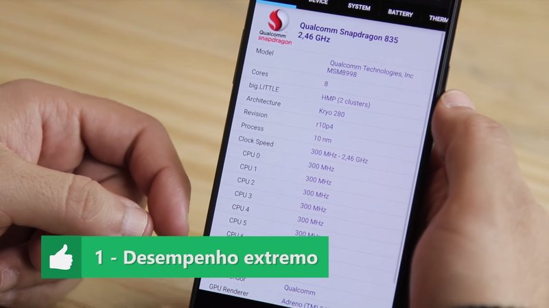 Uma mão segurando um celular