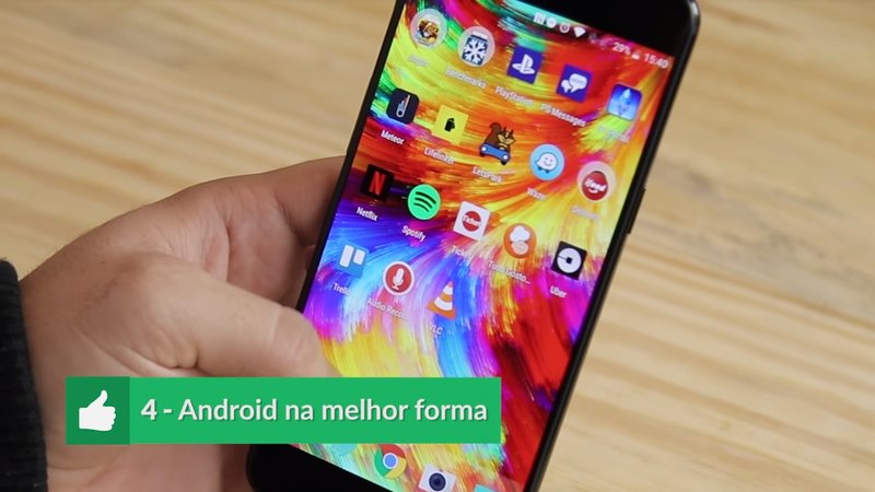 Uma mão segurando um celular