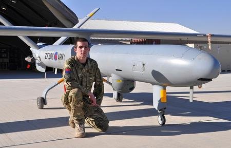 homem e drone militar