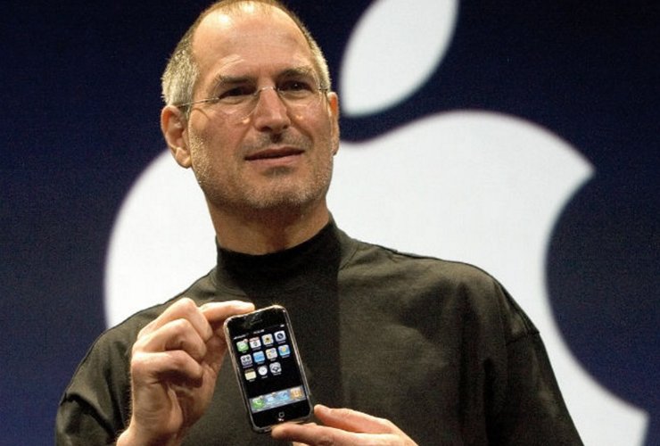 Steve Jobs segurando telefone.