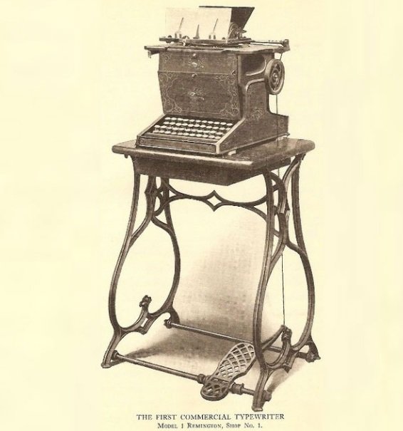 Uma máquina de escrever velha.