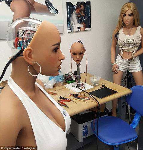 Uma mulher sentada numa mesa