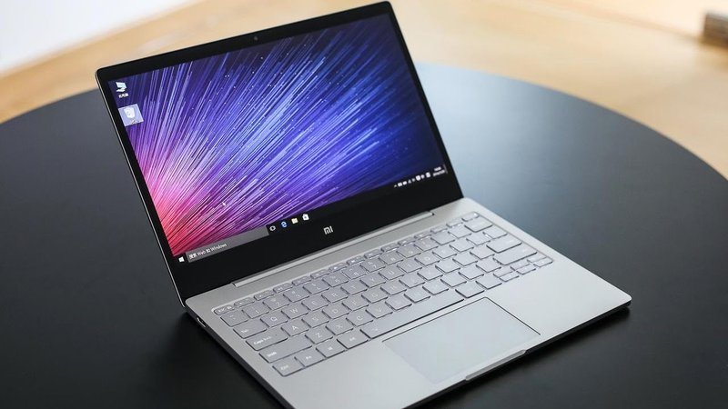 Um computador laptop aberto