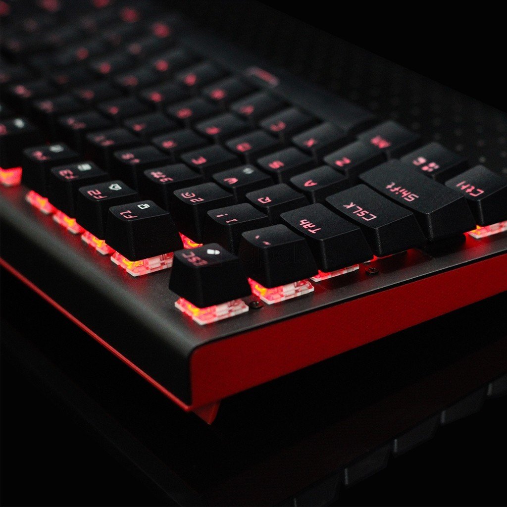 Um teclado preto e vermelho