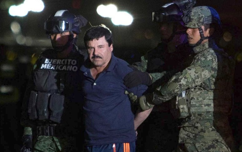 El Chapo levado pela polícia