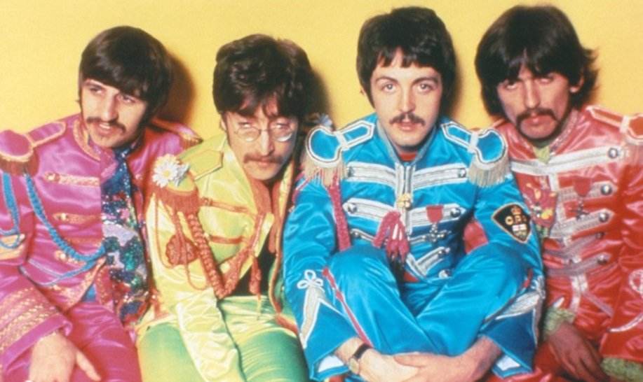 The Beatles posando para foto.