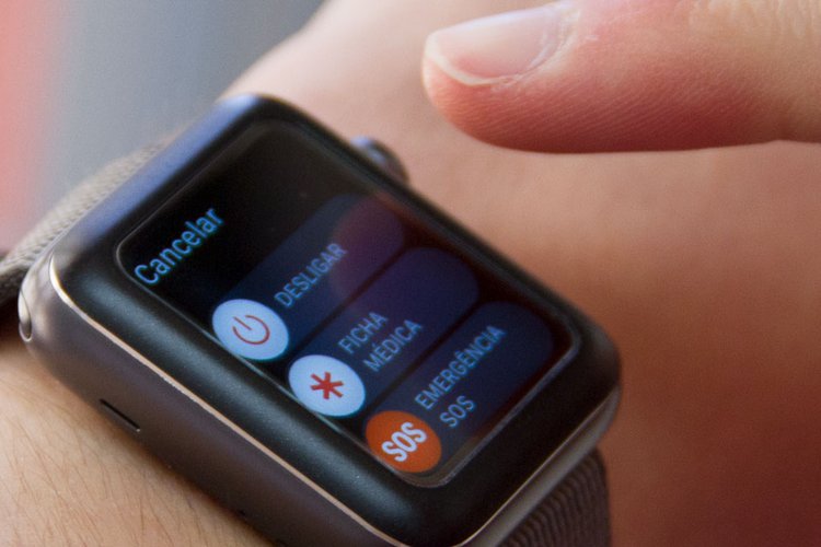 Um apple watch no pulso