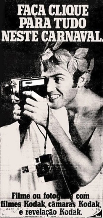 Um homem segurando uma câmera