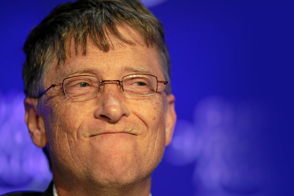 Bill Gates usando óculos e sorrindo para a câmera