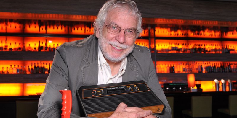 Nolan Bushnell com um console