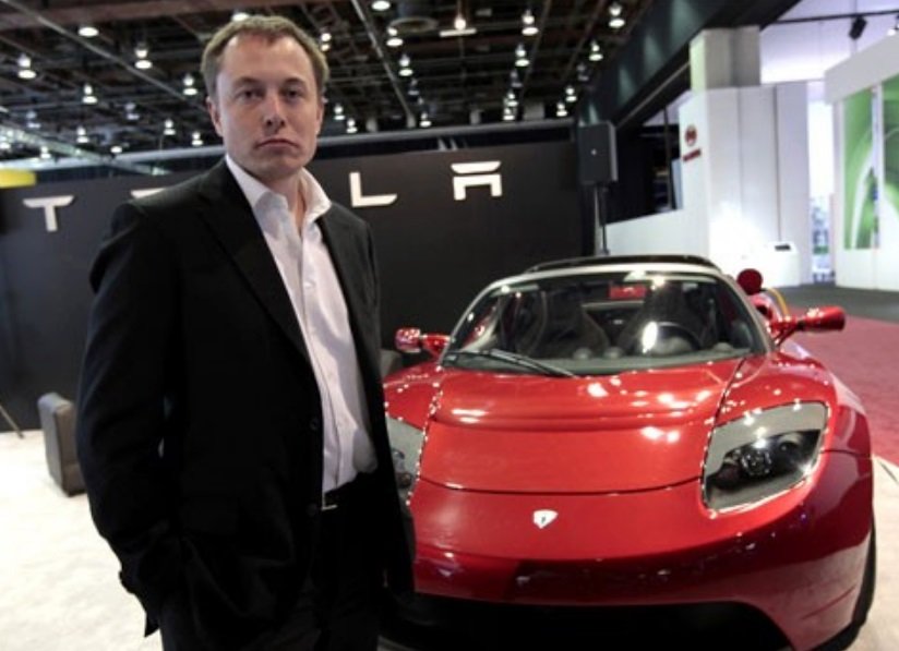 Elon Musk ao lado do Roadster