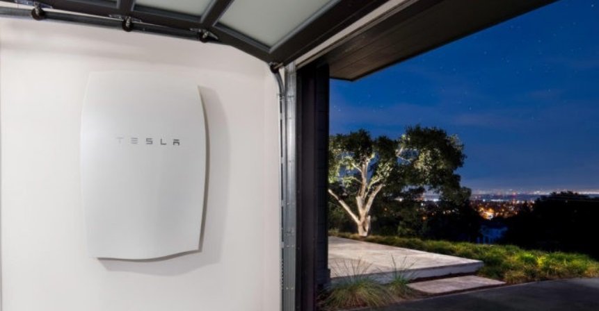 Tesla Powerwall em uma garagem