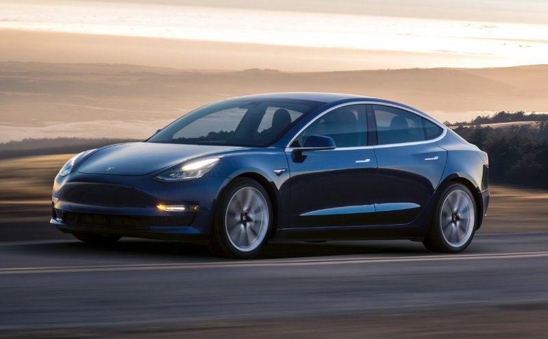 Um carro modelo Tesla Model 3.