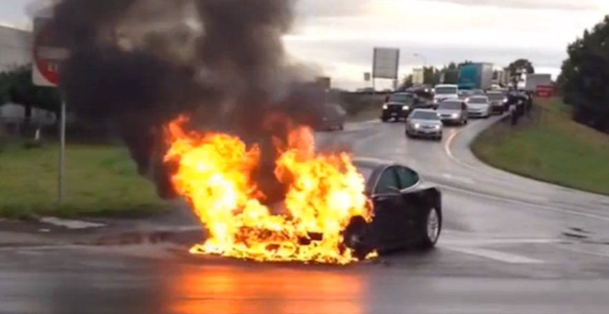 Um carro pegando fogo.