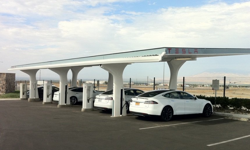 Uma Tesla Charging Station