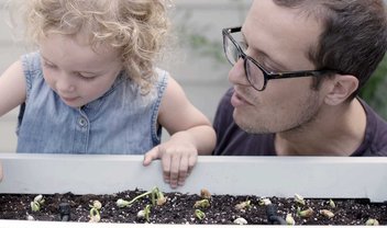 Sim, existe um vaso inteligente para você controlar suas plantas por um app