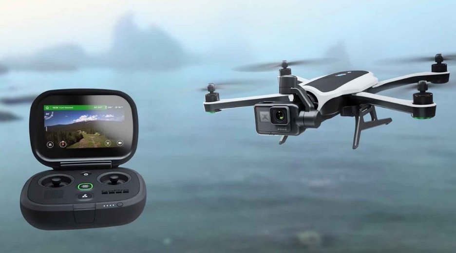 Um drone com controle remoto.