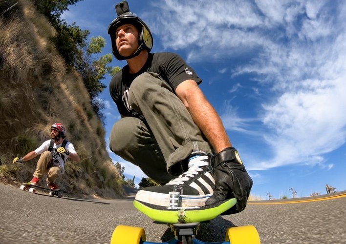 Um homem em cima de um skate