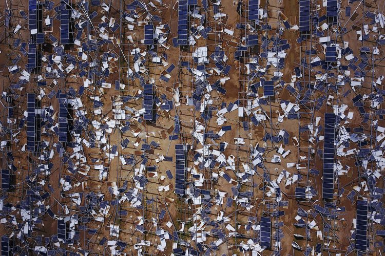 Painéis solares destruídos