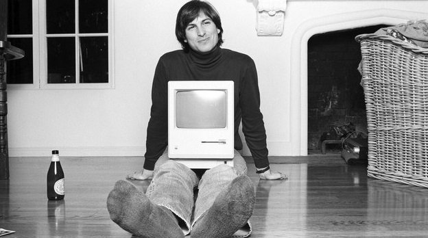 Steve Jobs segurando um Mac.