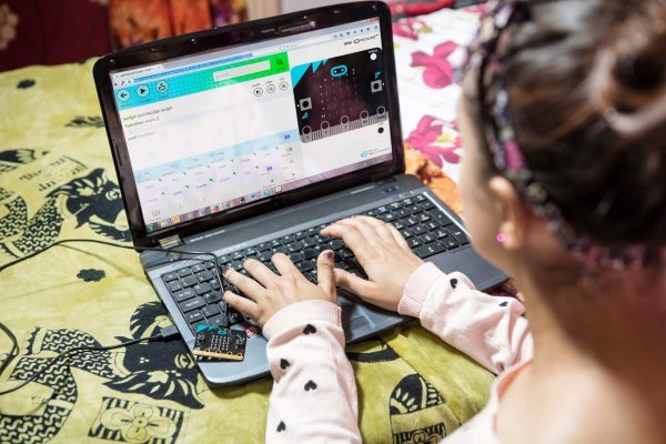 menina computador programando