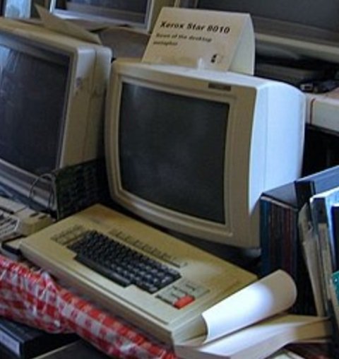 Um computador velho.