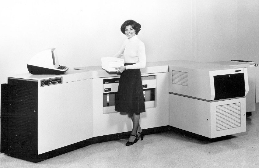 Uma impressora a laser antiga.