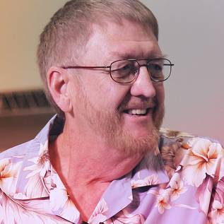 Imagem de David Crane, criador de Pitfall, conversa com o Voxel