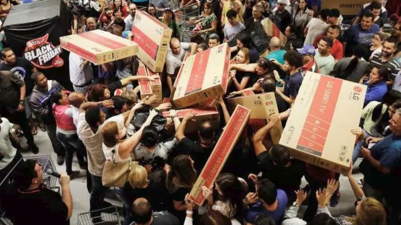 Pessoas comprando em loja.