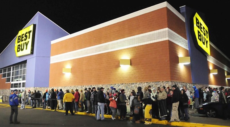 Pessoas em uma fila à noite.