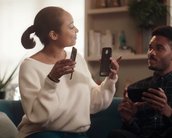 Motorola tira onda da Samsung em novo comercial do Moto Z2