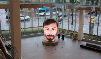 Cabeção virtual! Instalação de arte transforma selfie 3D em rosto gigante