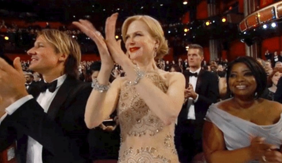 Nicole Kidman aplaudindo.