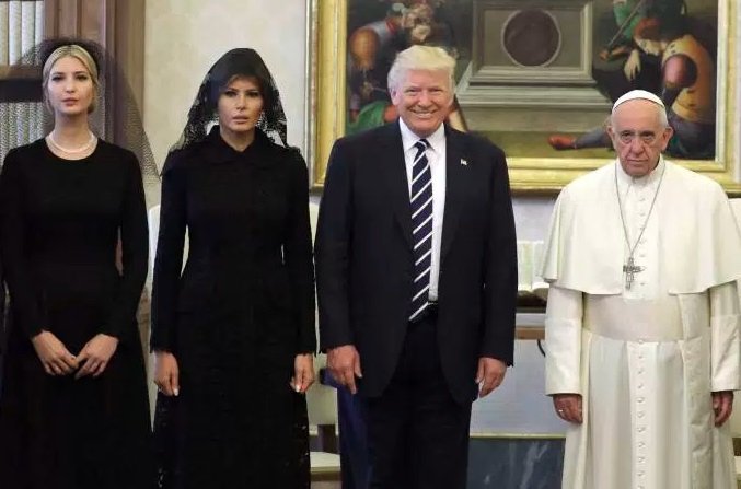 Papa com a família Trump.