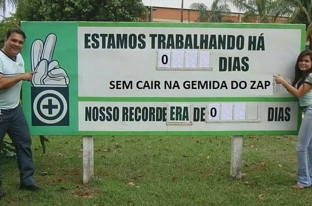 Uma placa de aviso.