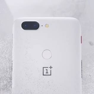 Imagem de OnePlus 5T branco com acabamento “Sandstone” aparece em loja oficial